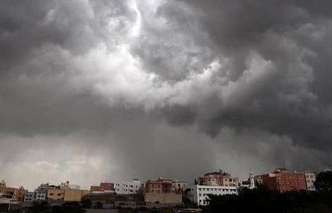 تنبيه "الأرصاد" يتحوّل إلى تحذير.. عواصف رعدية مصحوبة بأمطار غزيرة على الليث والقنفذة