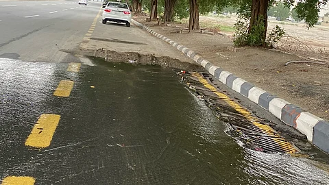 دفينة رمال أوقفت زحفها لحراج الأغنام.. 15 يومًا وهدر المياه مستمر بـ"معيصم مكة"