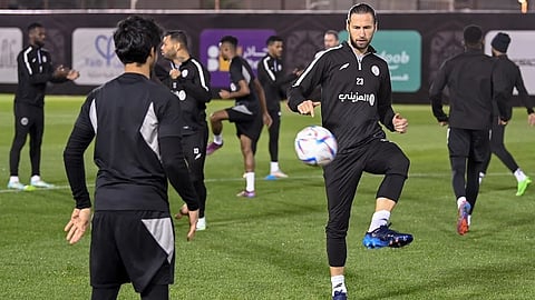 لاعبو الشباب يؤدون التدريبات