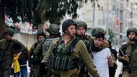 الاحتلال يعتقل 24 فلسطينيًا ويصعّد اعتداءاته في الضفة الغربية