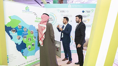 جانب من معرض الطاقة المتجددة في مركز الجوف الحضاري