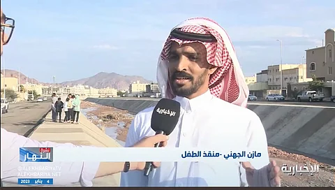 في موقف بطولي.. شاهد كيف أنقذ رجل أمن طفلًا محتجزًا في سيول المدينة في وقت قياسي