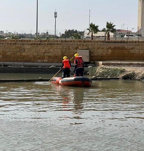 انتشال جثة شخص غرق في سيل بوادي الحائر وآخر في تجمع مياه بالمدينة المنورة وإنقاذ اثنين بالقصيم