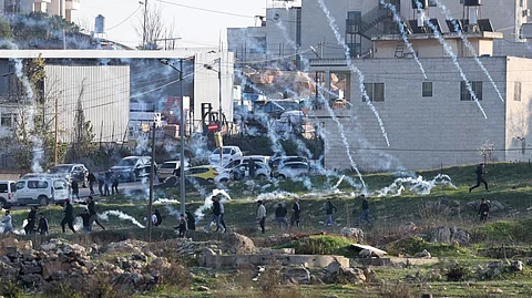 قنابل الغاز الإسرائيلية فوق رؤوس المتظاهرين الفلسطينيين