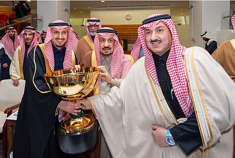 الأمير فيصل بن بندر يسلم الكأس