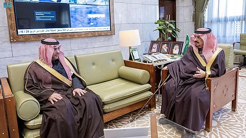 أمير الرياض يدشن مشروع "الحافلة الذكية" لتمكين كبار السن من التعامل مع "التقنيات"