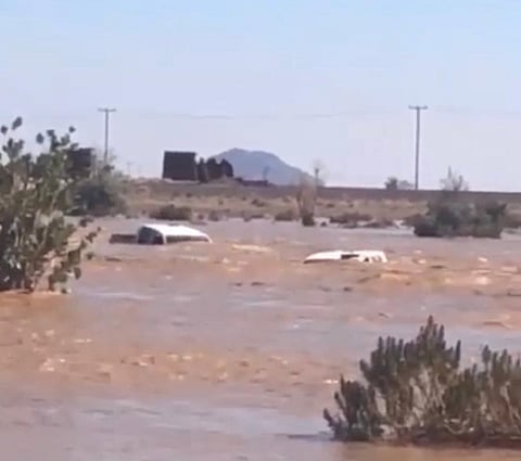 السيول المنقولة تحاصر "الثمامية".. و"النقل" تغلق الطريق.. والأهالي: عند أمير حائل الحل