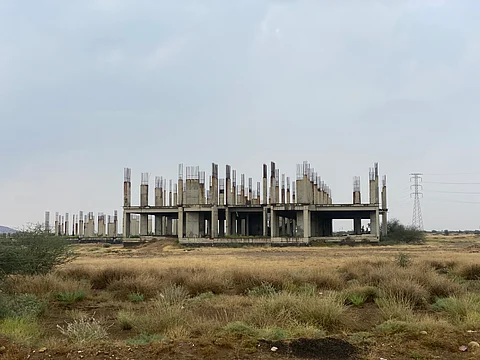 معاناة بـ"مبنى مُخيف".. 8 أعوام تَعَثُّر أكَلَ فيها الصدأُ مشروعَ "كلية بنات الدرب"!