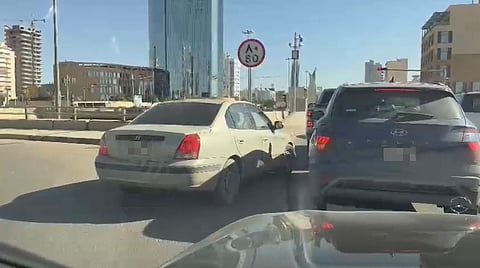 قائد المركبة أثناء ارتكابه مخالفة عدم الالتزام بحدود المسارات