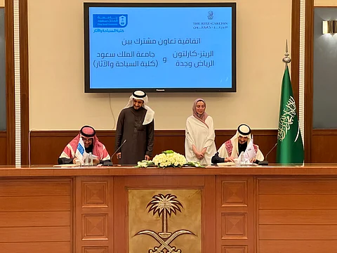 «الريتز-كارلتون» يوقّع اتفاقية تعاون مع جامعة الملك سعود لتدريب الطلبة وتأهيلهم للعمل في القطاع السياحي