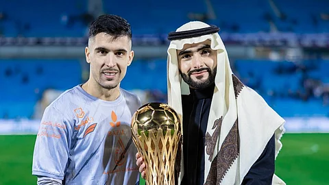 عبدالله الراجحي عضو مجلس إدارة "بيرين" يُسلم جائزة أفضل لاعب للاعب فيكتور رويز في مباراة الهلال والفيحاء
