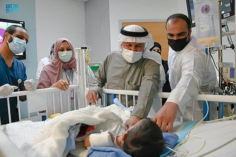 عبدالله الربيعة يتفقد حالة التوأم السيامي العراقي "عمر وعلي"