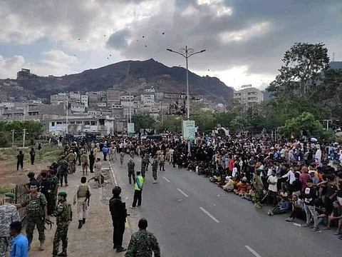 الجاني طالب القاضي بإعدامه علنًا.. عدن تشهد تنفيذ الحكم رميًا بالرصاص في مغتصب وقاتل "مها"