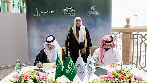 نايف الشريف وعبدالعزيز الموسى يوقعان الاتفاقية بحضور الدكتور محمد العيسى