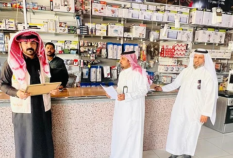 لجنة التوطين بمنطقة نجران تتابع أعمالها في منافذ البيع ضمن نشاط التشييد والبناء