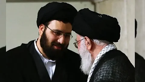علي خميني مع روح الله خميني