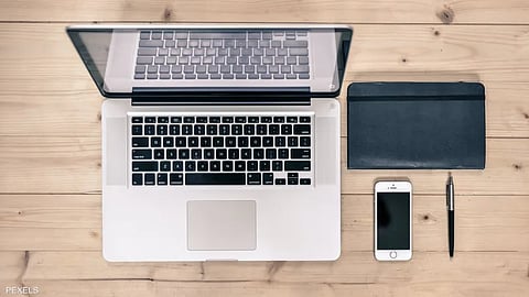 "أبل" تبدأ إنتاج نسخ مسموعة للكتب المنشورة عبر تقنية الذكاء الاصطناعي