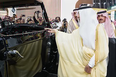 الأمير خالد الفيصل خلال تفقده مركبة الملك عبدالعزيز
