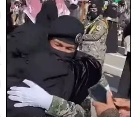 شاهد.. جندية سعودية تتفاعل بعفوية مع احتفال والدتها بتخرجها من دورة عسكرية