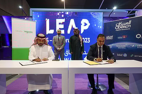 "العبيكان" تنضم إلى "شنايدر إلكتريك" العالمية لتسريع التحول الرقمي والاستدامة بالمملكة