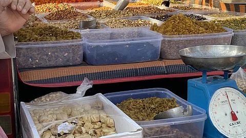 شاهد.. حراج المعيصم يزدحم بعمليات البيع العشوائي ومخالفات مضرة بالصحة العامة