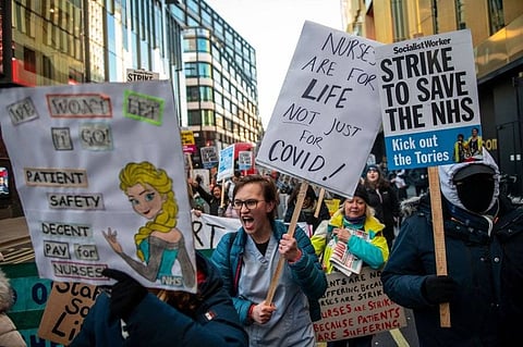 الأكبر في تاريخ بريطانيا.. عشرات الآلاف من الممرضين يُضرِبون عن العمل