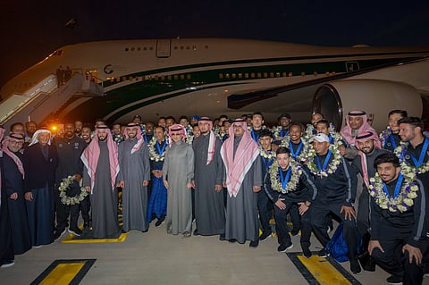 بعثة الهلال وصيف بطل العالم تصل الرياض ووزير الرياضة في مقدمة مستقبليه