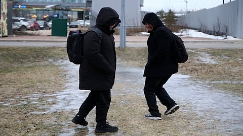 مَن الأكثر تأثرًا بالبرد: أجسام الرجال أم النساء؟ طبيبة تكشف الأسرار