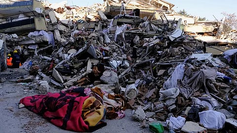 جثة أحد الضحايا قرب مبنى منهار في تركيا