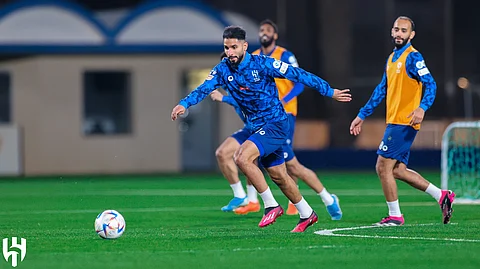 لاعبو الهلال يؤدون التدريبات الجماعية