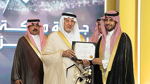 الأمير خالد الفيصل أثناء تتويجه الفائزين بجائزة مكة للتميز
