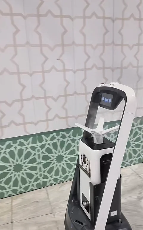 تقنية الذكاء الاصطناعي في تعقيم وتطهير أجواء وأروقة وممرات المسجد الحرام