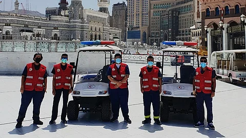 الهلال الأحمر يعيد النبض لرجل توقّف قلبه في ساحات الحرم الخارجية