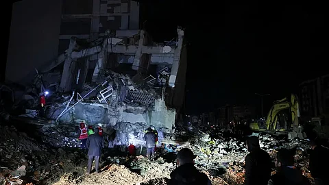 البحث عن ناجين في المباني التي دمرها الزلزال في تركيا
