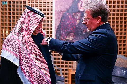 فرنسا تمنح "الحقيل" الوسام الوطني من جوقة الشرف برتبة "فارس"