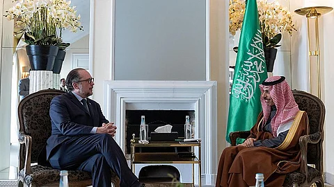 الأمير فيصل بن فرحان خلال لقائه ألكساندر شيلينبيرغ