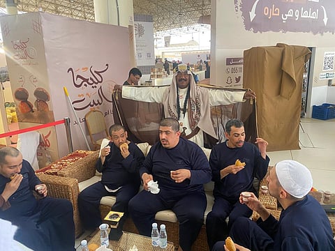 نزلاء مركز التأهيل الشامل ببريدة يزورون مهرجان "الكليجا"