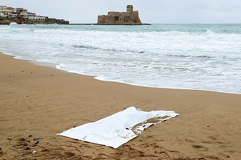 حول العالم في صورة: جثة على الشاطئ.. وهذه تفاصيل المأساة في إيطاليا