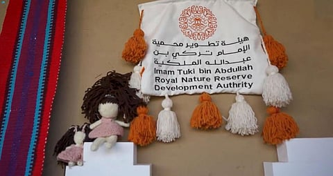 زوار مهرجان شتاء درب زبيدة يتوقفون لمشاهدة إبداعات "التطريز اليدوي"