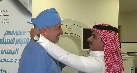 والد التوأم السيامي اليمني يُصر على تقبيل رأس "الربيعة"