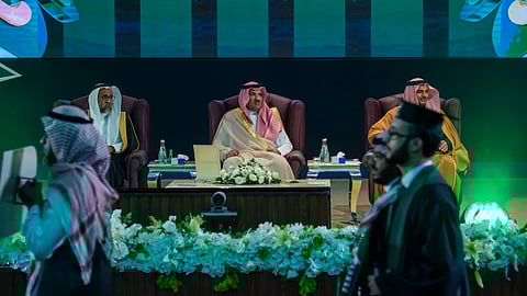 الأمير فيصل بن سلمان خلال حضوره حفل التخرج