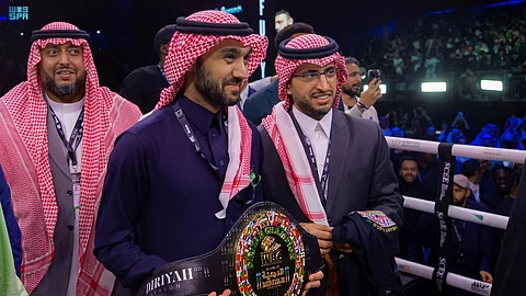 وزير الرياضة يتوّج تومي فيوري بحزام "نزال الحقيقة"