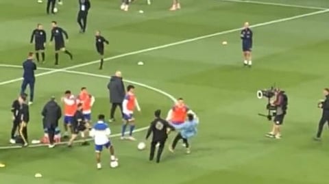 مشجع كاد أن يصيب رونالدو في مباراة النصر والتعاون