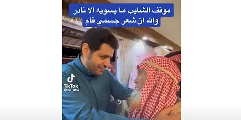 شاهد.. موقف عفوي لمسنّ في حائل خلال استقبال وفد إعلامي سياحي