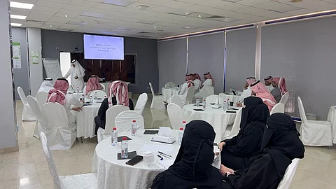 سعيد القحطاني يستعرض توصيات الاجتماعات السابقة