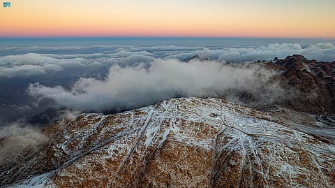 مشاهد خيالية من قمم تبوك لحظة الغروب