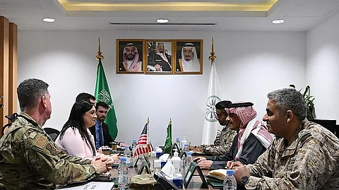 جانب من لقاء الفريق الركن فهد بن عبدالله الغفيلي بالفريق براد كوبر