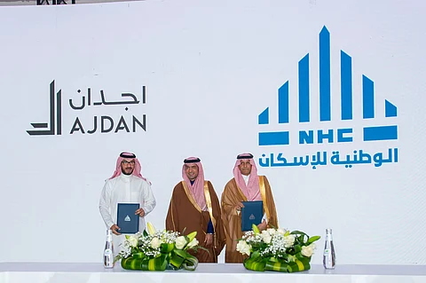 ماجد الحقيل ومحمد البطي بعد التوقيع مع عبدالكريم الطويلي نائب رئيس شركة اجدان