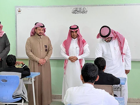 مدير "تعليم ينبع" يتفقد اختبارات الفصل الدراسي الثاني في مدارس العيص