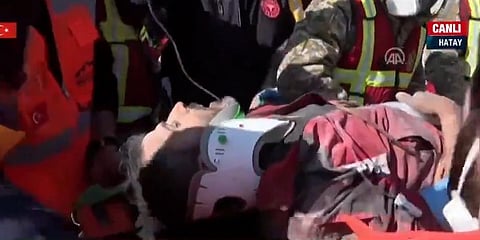 قضوا 296 ساعة تحت الأنقاض.. إنقاذ 3 أتراك أحياء بينهم طفل